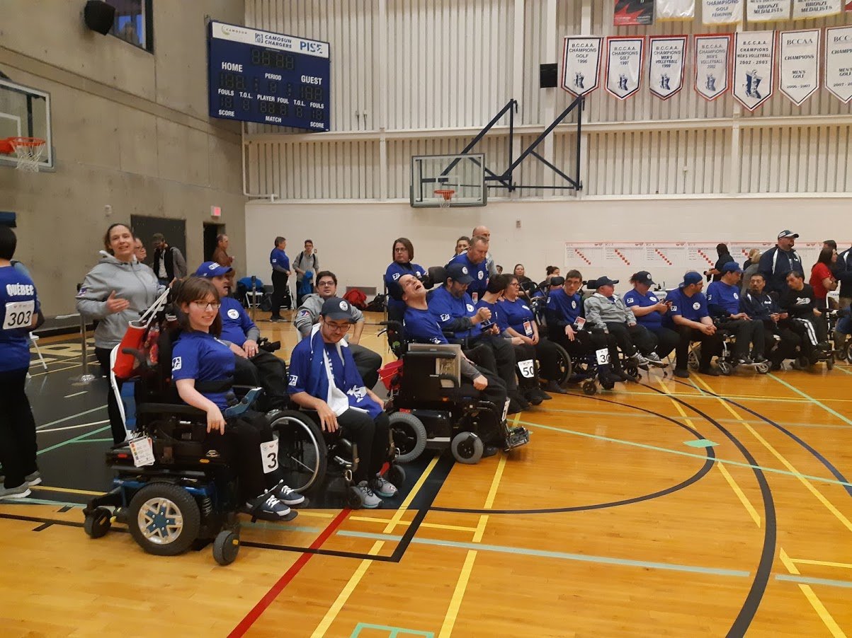 Joueurs de boccia sur le terrain de compétition