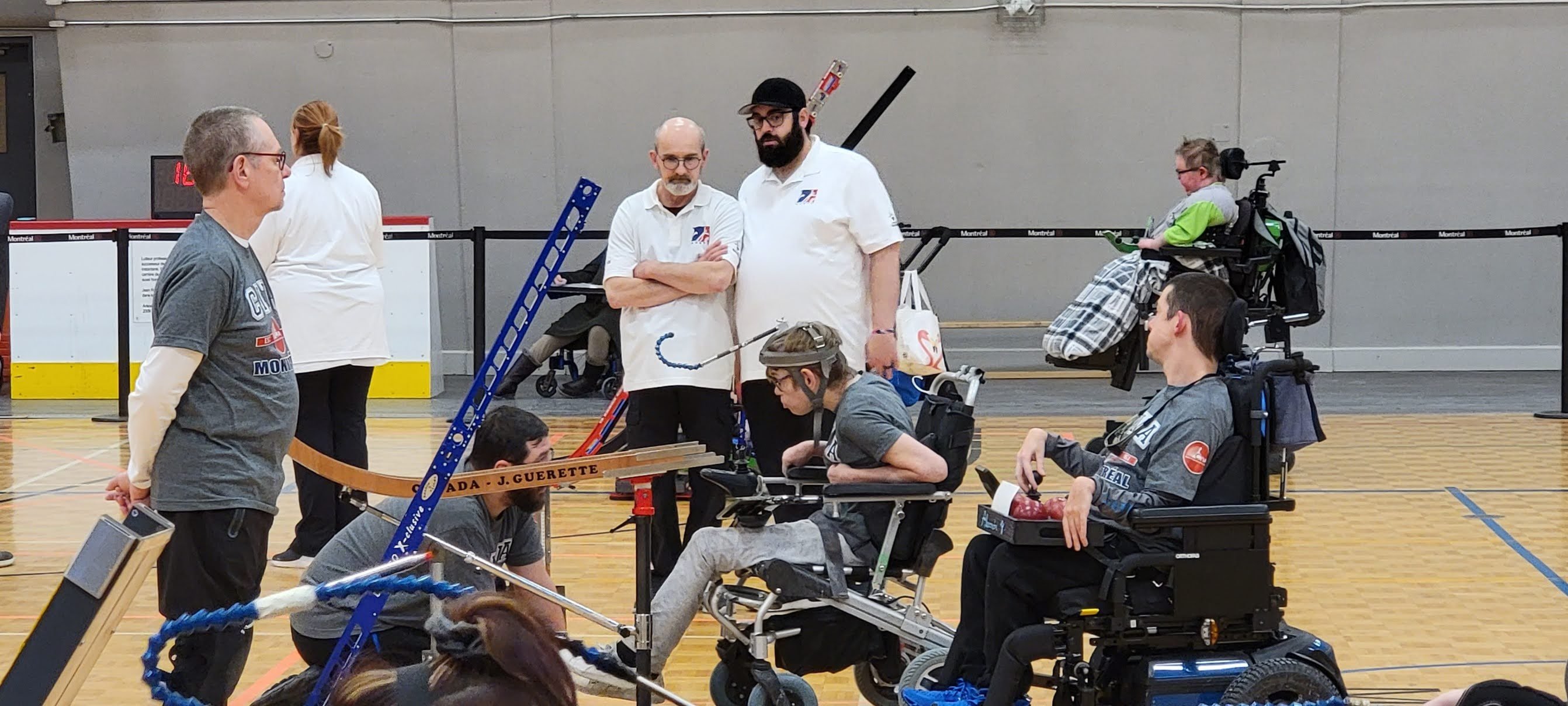 Arbitres et officiels de boccia et athlètes en préparation d'un match