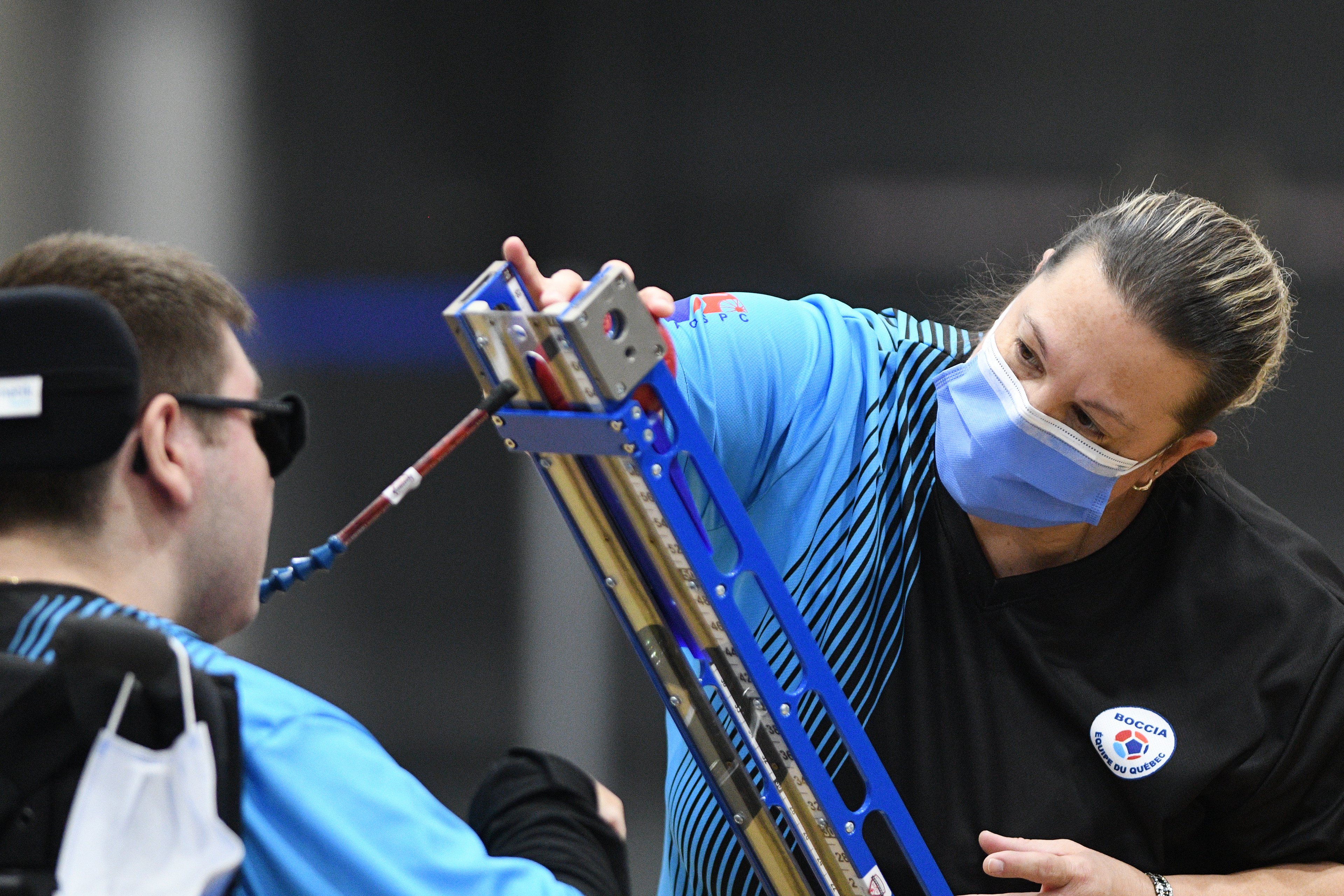 Joueur de boccia et assistant sportif