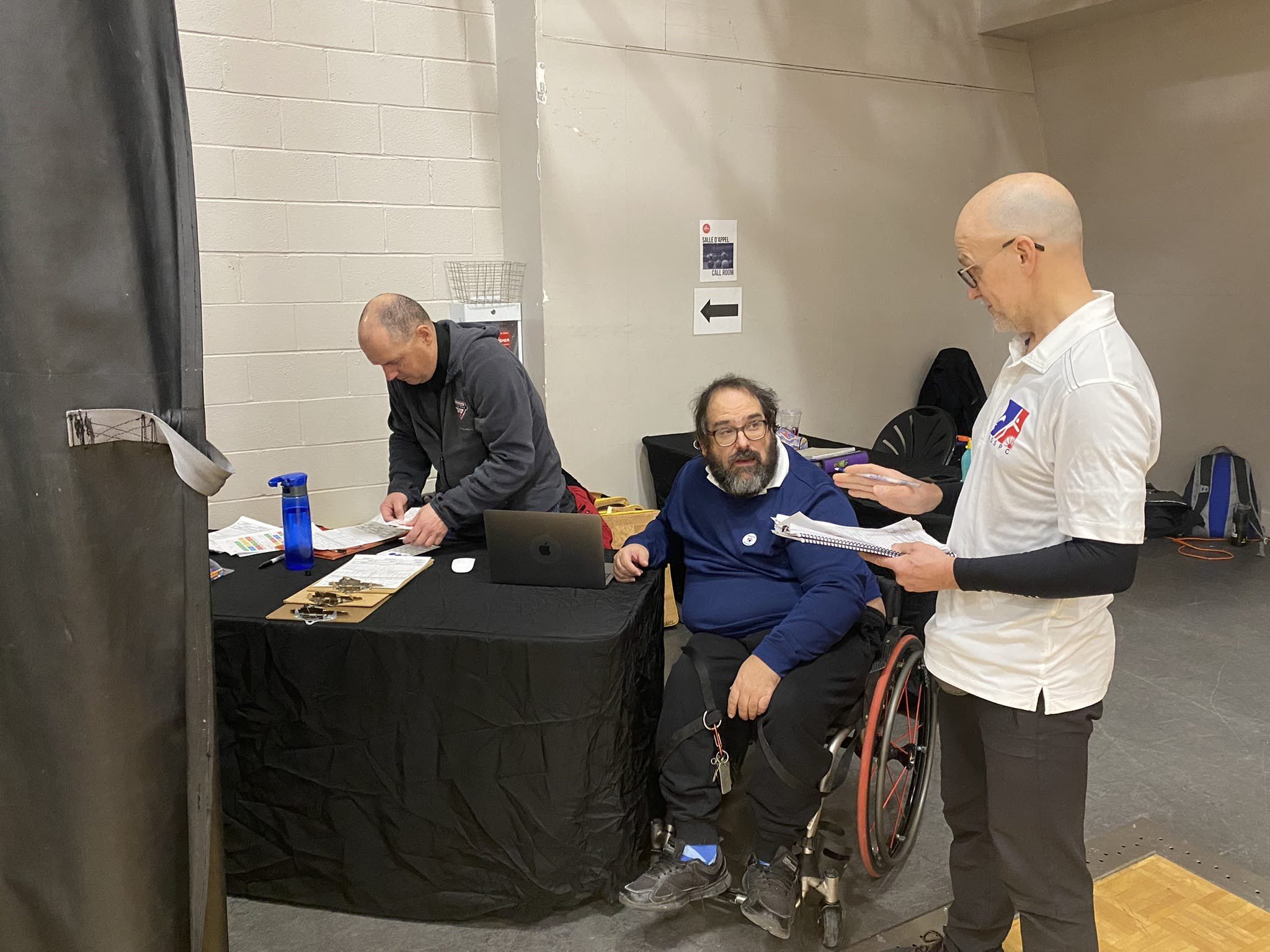 Délégué technique de boccia en action dans la salle d'appel avec athlète de boccia