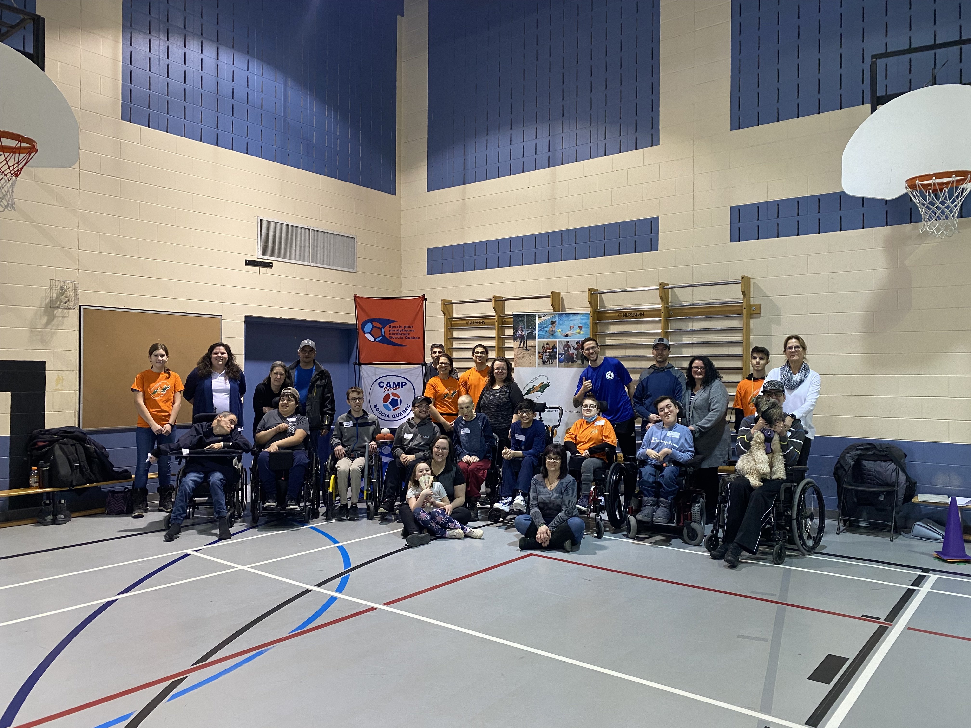 Journée d'initiation ARLPHL plusieurs jeunes en action en compagnie de Dimitri Bruno de l'Équipe du Québec de boccia