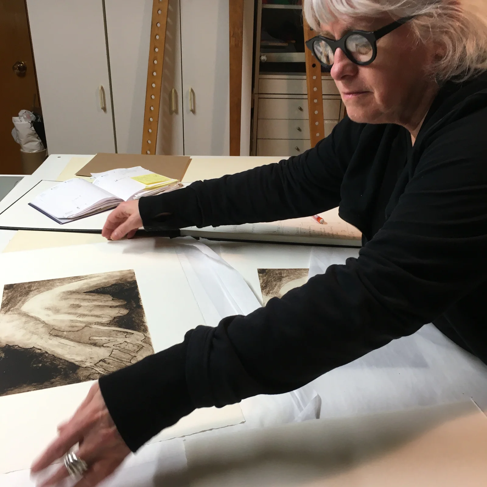 Dans l'atelier d'EFFO, gravure Mains de Serge