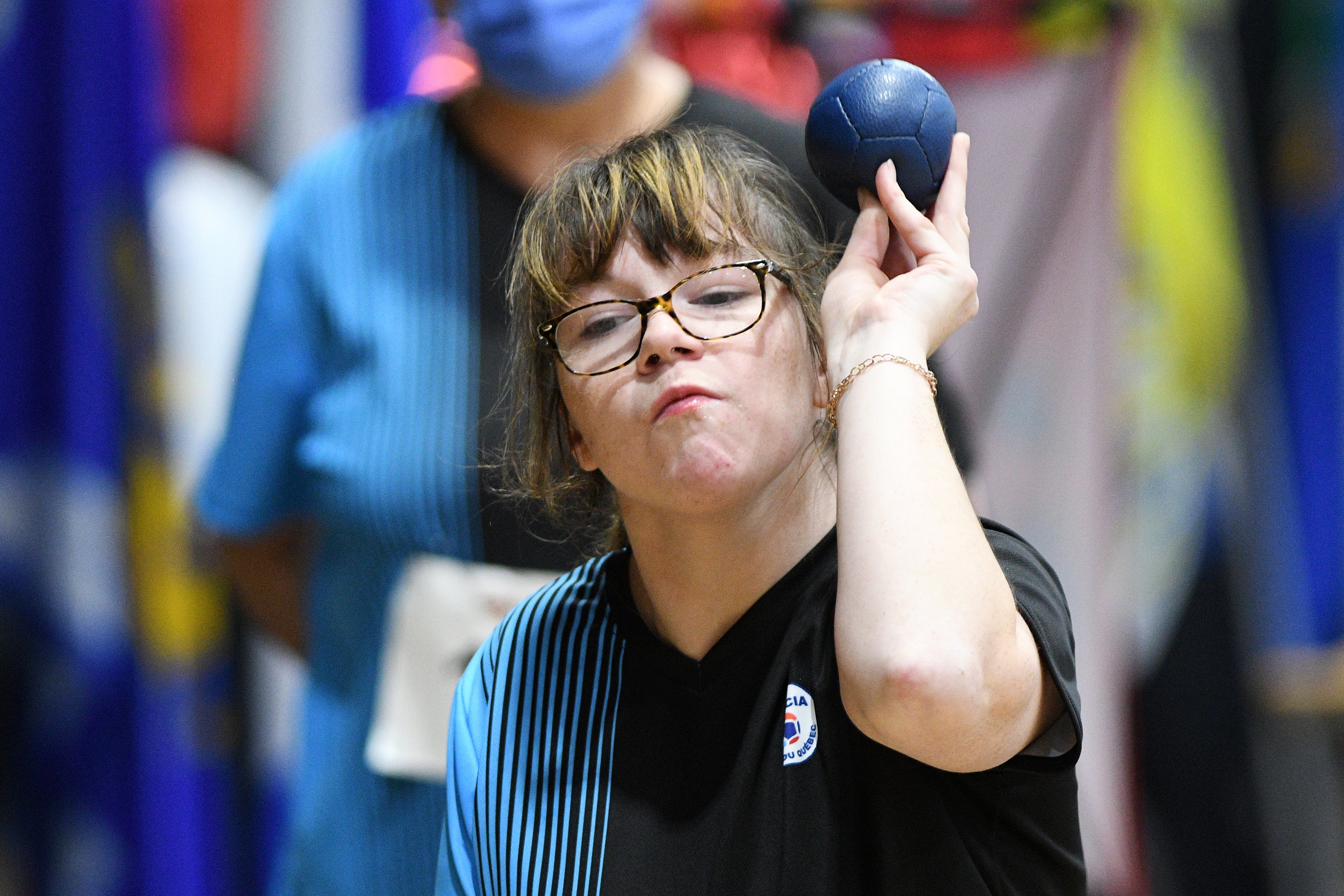 Justine Bureau athlète de boccia  BC1 en préparation d'un lancer