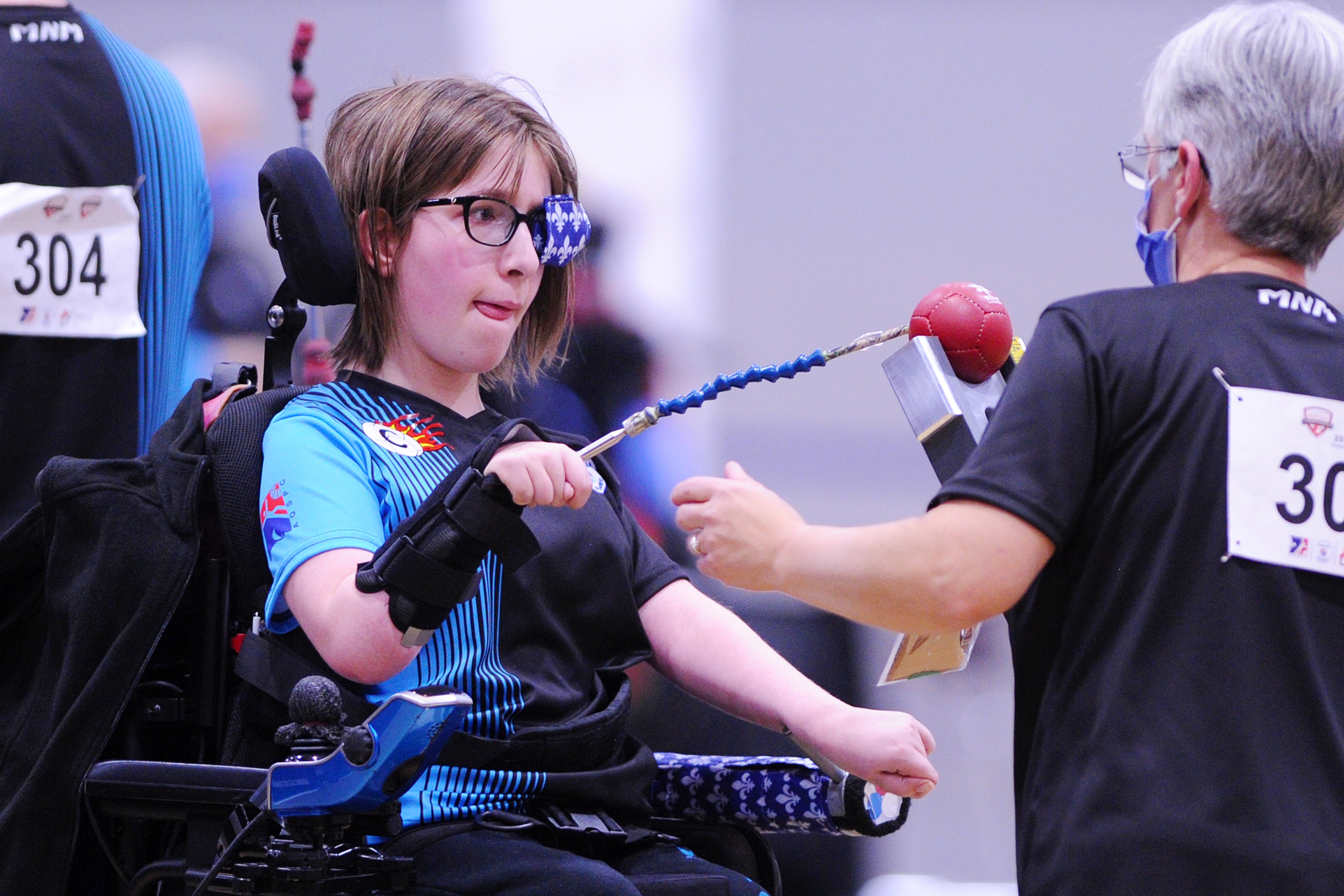 Marylou Martineau athlète de boccia BC3 qui donne ses directives à Josée Duquette assistante sportive