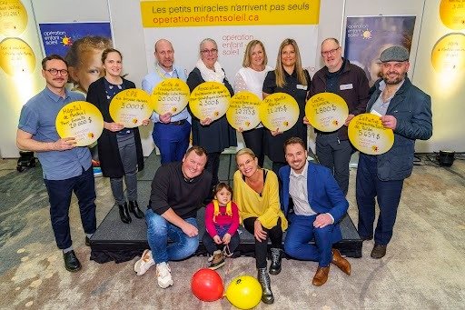 José Malo directrice générale de l'AQSPC et récipiendaires de montants d'argent Fonds sport et santé durable d'Opération Enfant Soleil.